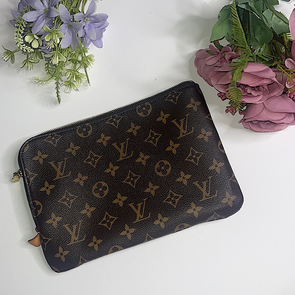Authentic Louis Vuitton ETUI voyage NM PM MNG pochette in timeless Monogram.
